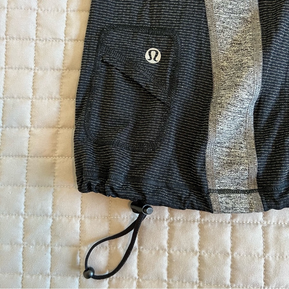 Lululemon • Black & Gray Run Revitalize Tech Tee • Size 6 - Picture 4 of 5